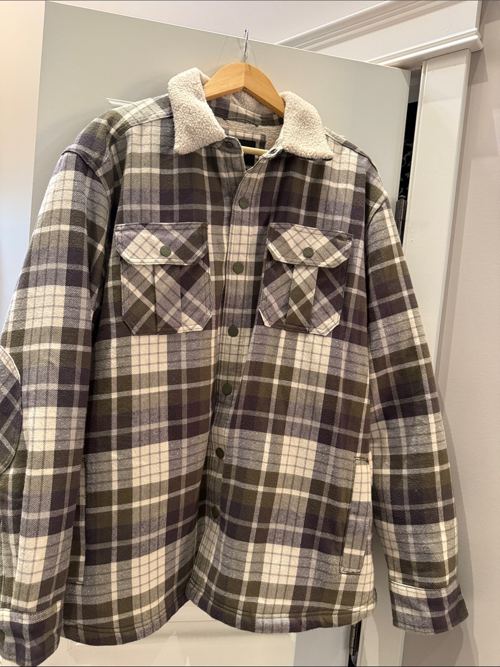 Men's Plaid Sherpa-Lined Shirt Jacket in Cream & grey & olive accent